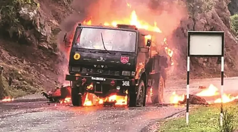 സൈനിക വാഹനം മിന്നലേറ്റ് പൊട്ടിത്തെറിച്ച് നാലു ജവാന്മാർ മരിച്ചു